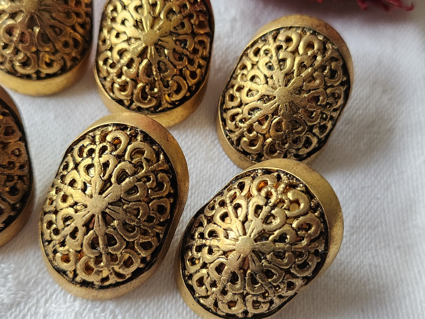Lot 6  boutons vintage en métal effet compressé lourd 2,7 sur 1,9 cm ref 3789