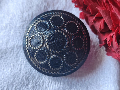 Collection gros bouton vintage bleu  avec ornement métal 2,8 cm pied ref 2355