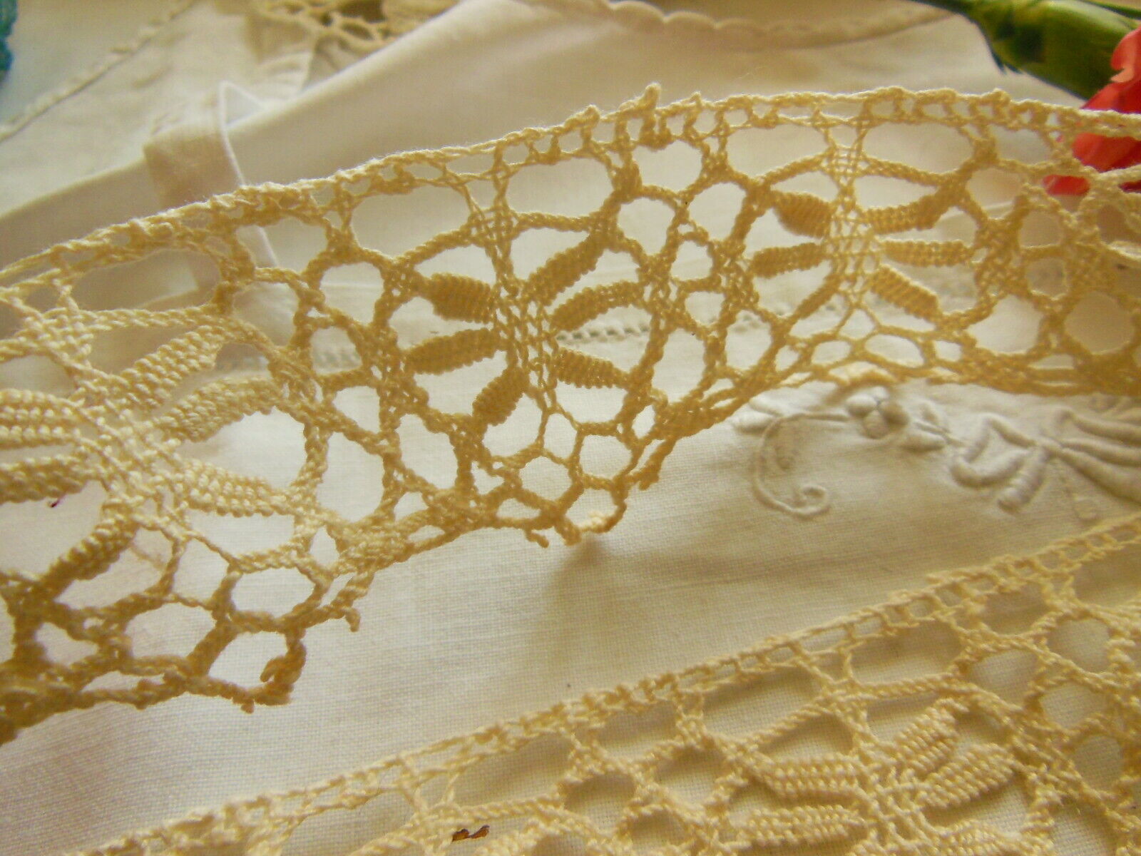 Dentelle large ancienne 1 mètre 40 sur 4 cm T3-34