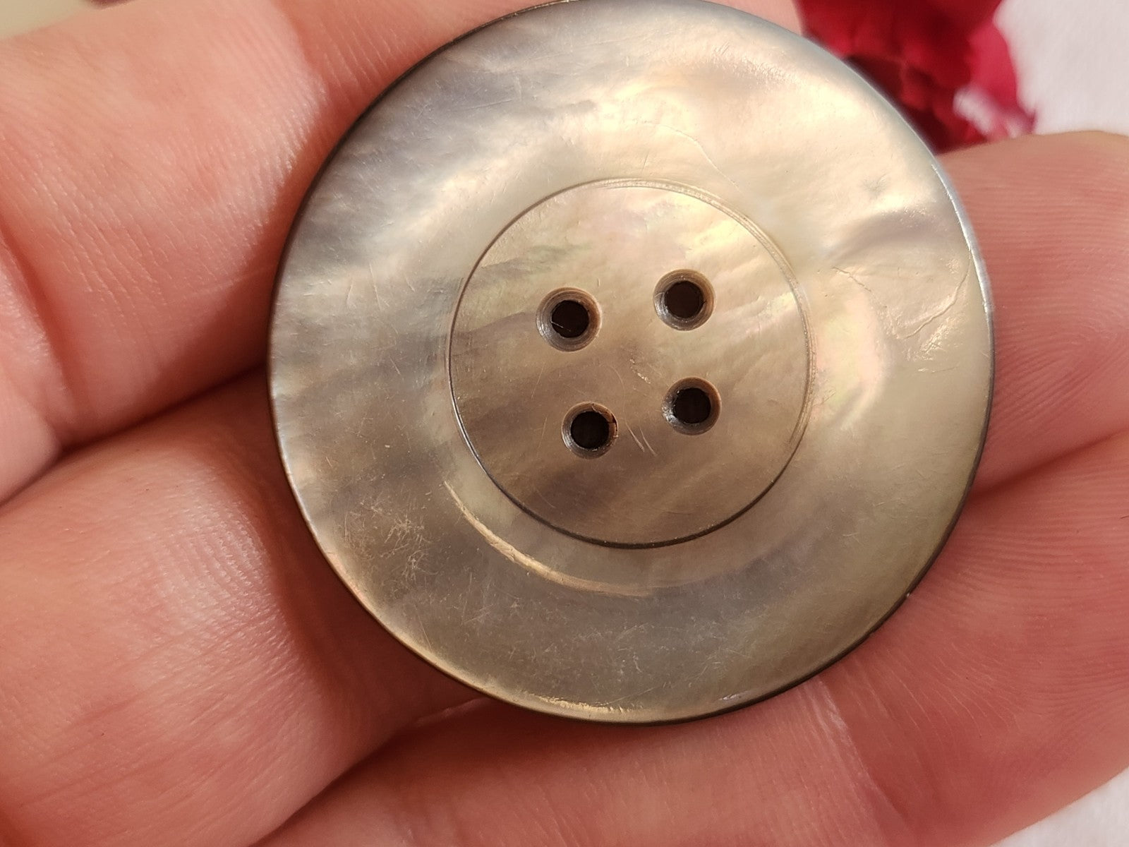 gros bouton ancien en nacre gris / grise  diamètre: 3,6 cm D7F