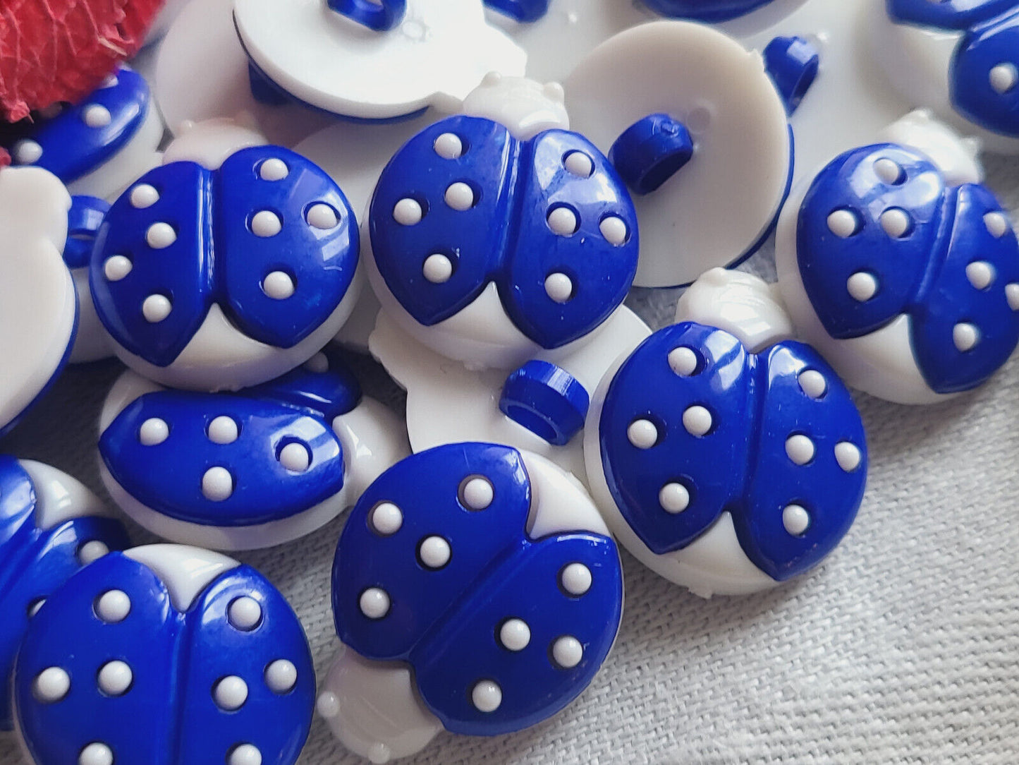 Lot 12 boutons forme coccinelle bleu blanc pied bicolore 1,7 sur 1,5 ref 1575
