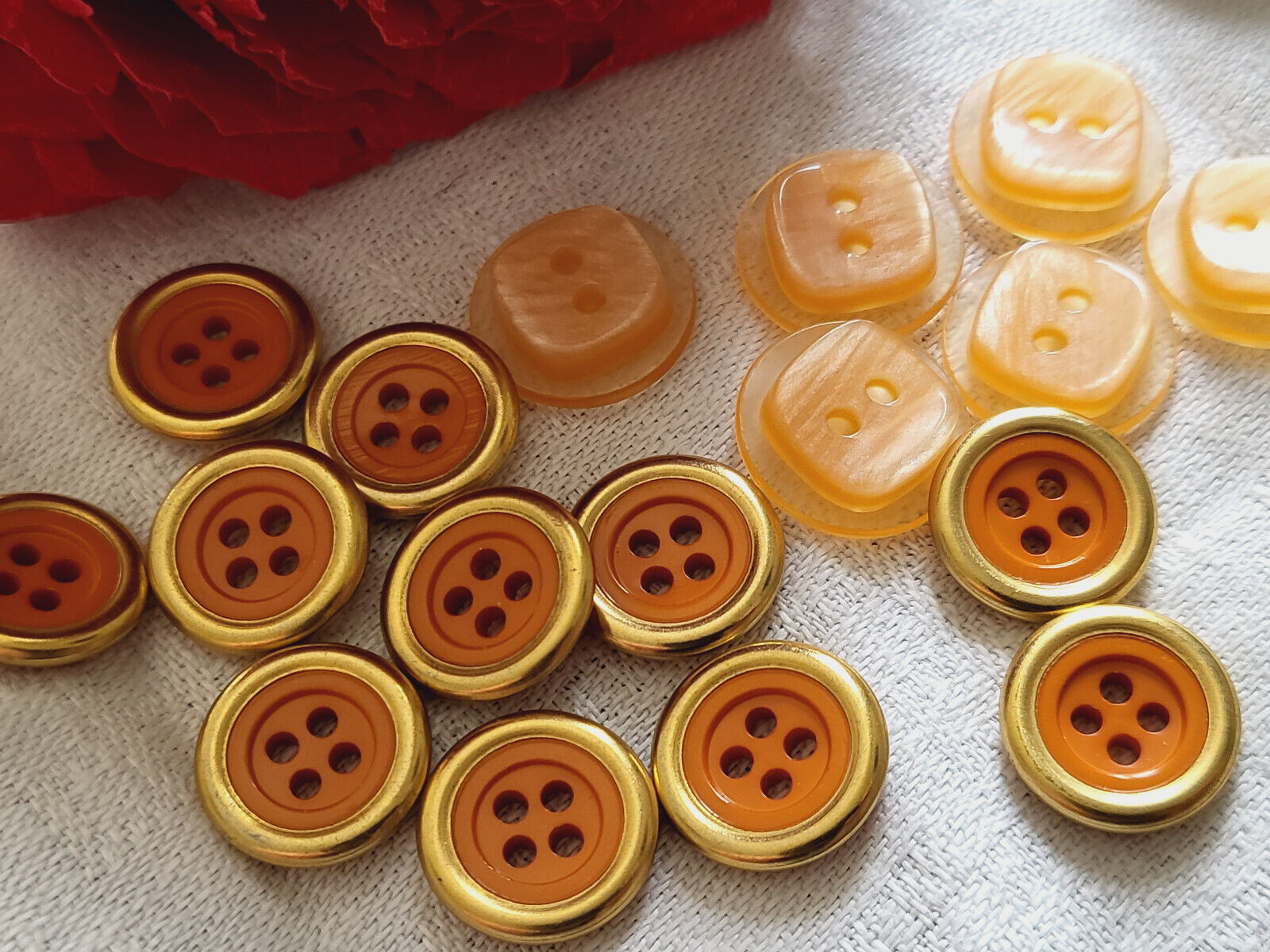 Lot 17 boutons vintage 2 series orange petits à trous 1,3 et 1,4 cm ref 1042