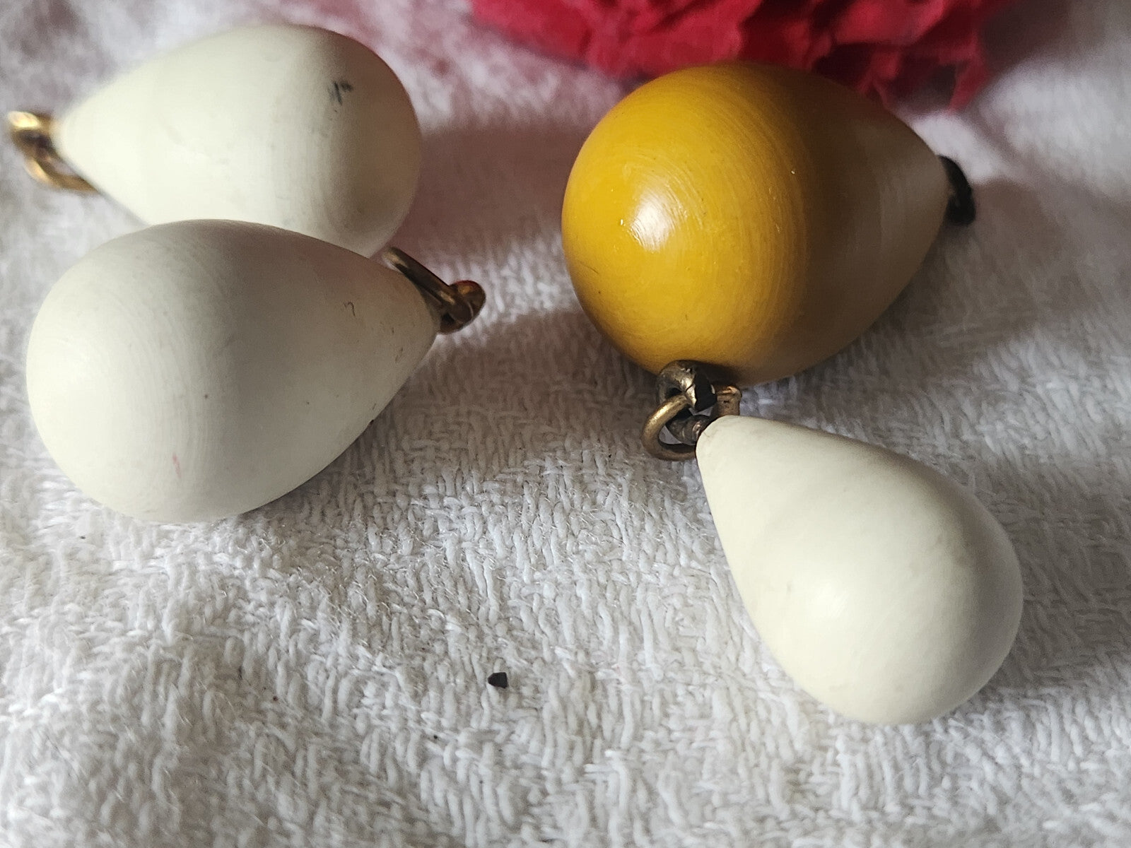 Lot 4 pendants anciens crème  ocre lourd vintage création bijoux ref 2408