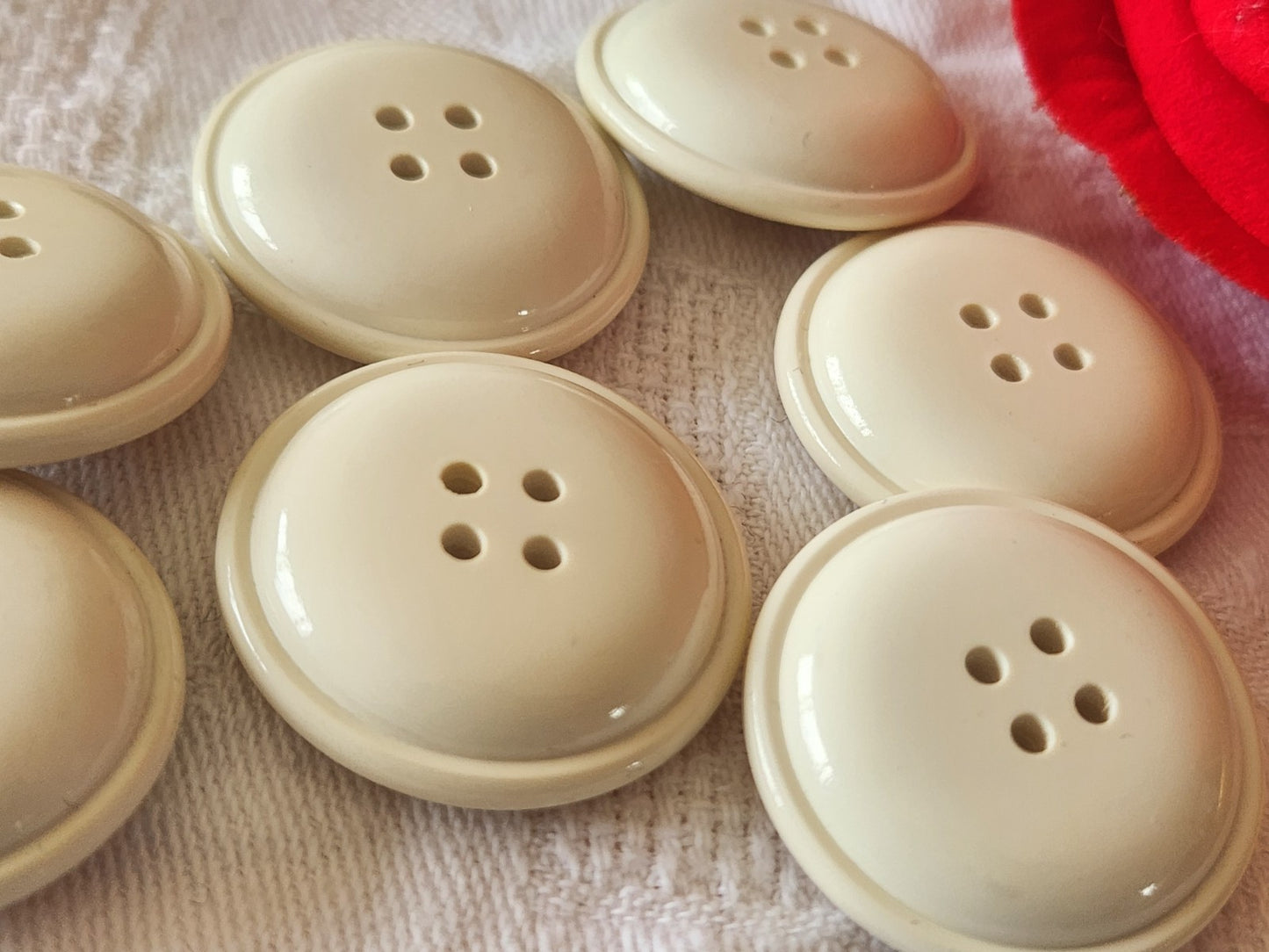 Lot 6 gros boutons vintage créme lumineux trous 2,8 cm ref 3971