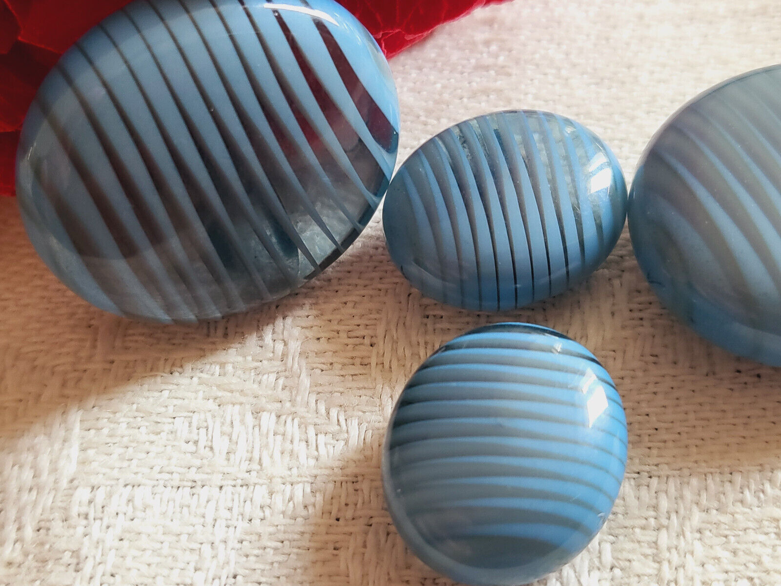 Lot 4 boutons vintage épais bleu pied 1,2 sur 1,4  et 1,9 sur 2,2 cm  ref 5869