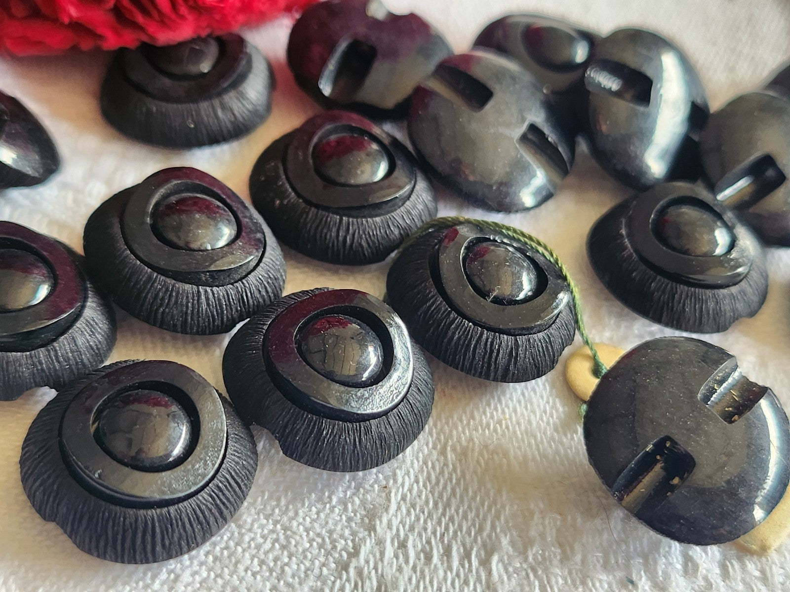 Lot 12  boutons vintage noir travaillé à pied plat  1,6 cm ref 1209