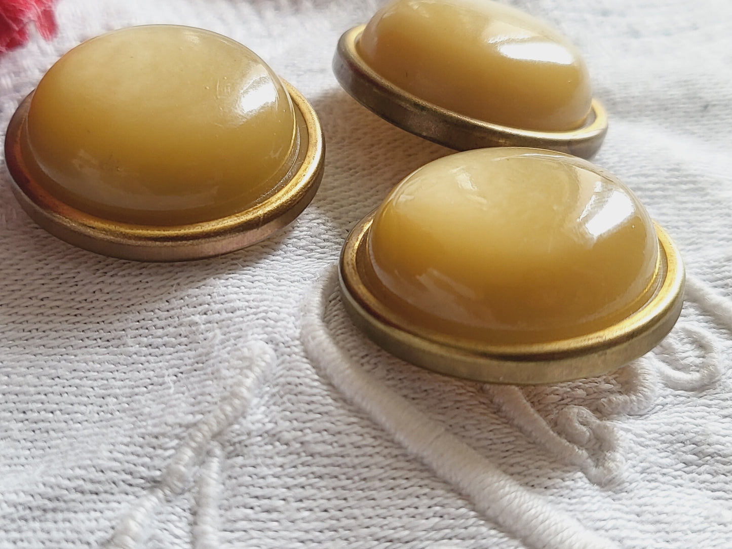 Trio boutons anciens beige bombé cerclé pied 2,2 cm ref 5805
