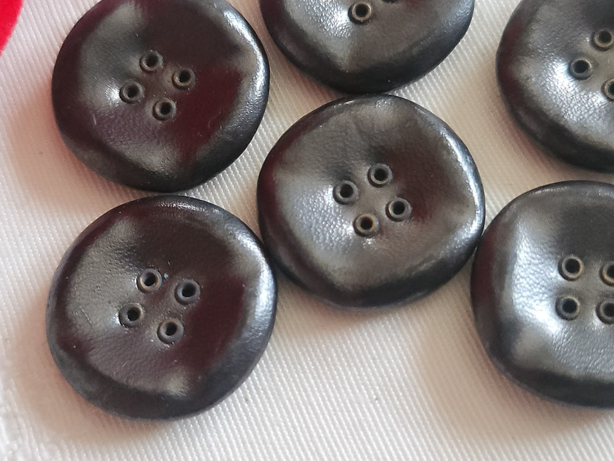 Lot 6  boutons anciens en cuir gris  à trous avec œillères 2,2 cm ref 6225