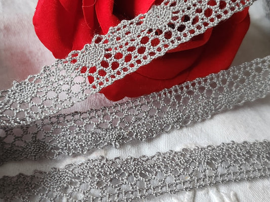 Dentelle vintage gris / grise  coton 3 métres sur 1,7 cm A3