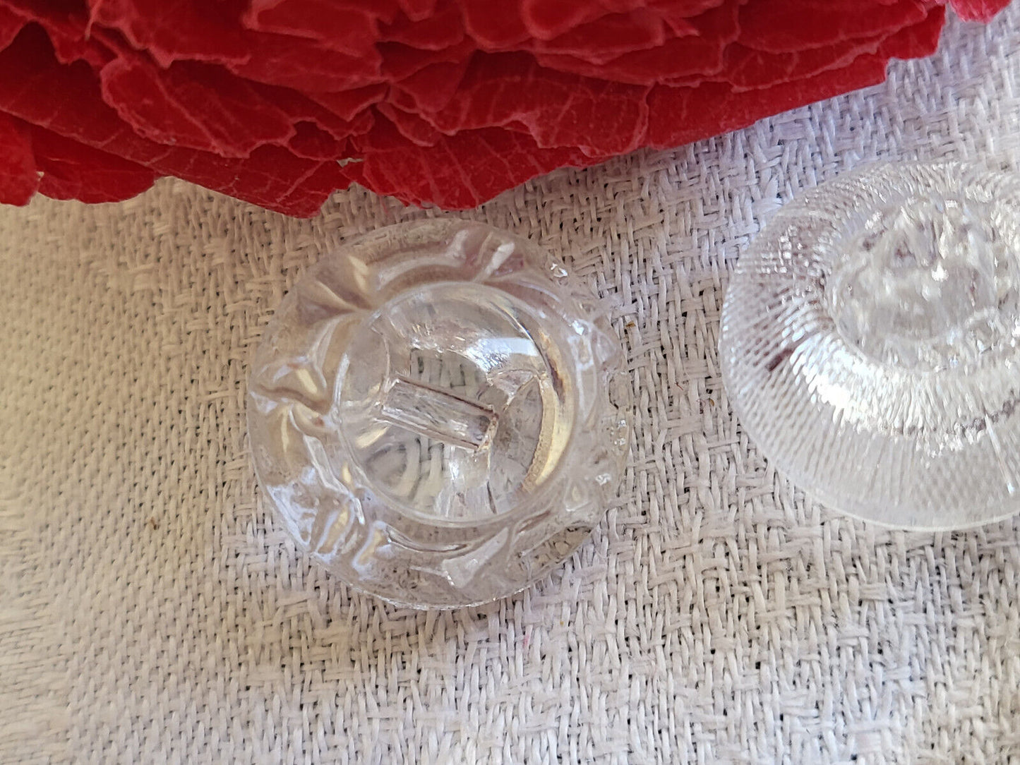 Duo boutons anciens en verre transparent fort relief  1,7 cm vintage G16G