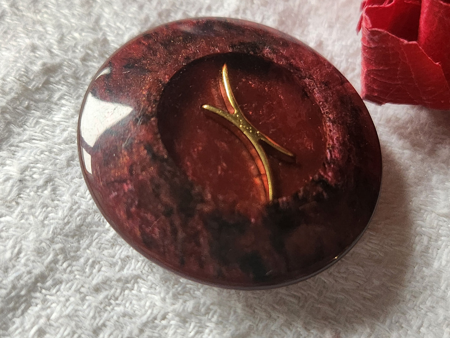 Gros bouton vintage inclusion doré pied prune 3,3 cm G15J