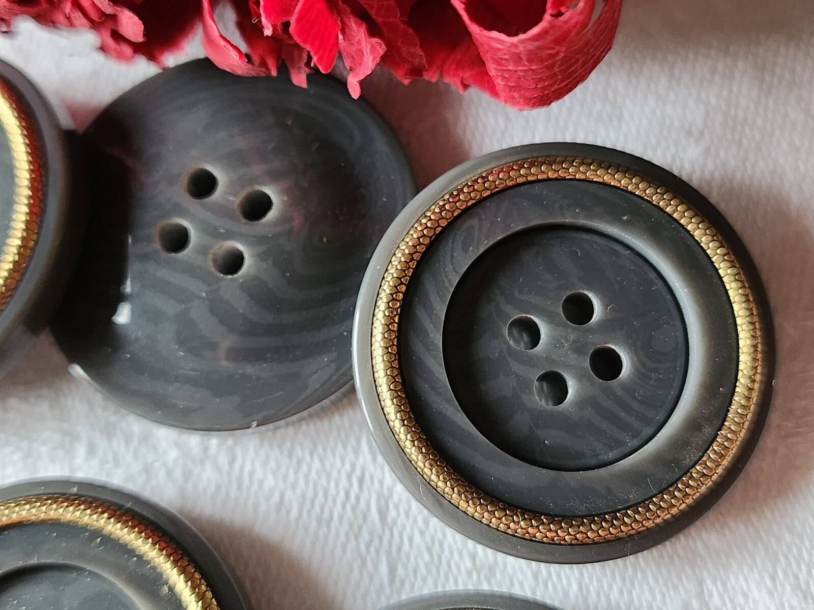 Lot 6 énormes boutons vintage  gris doré  trou  3 cm ref 3041