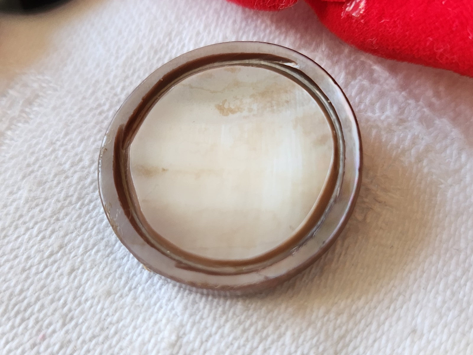 Bouton vintage en nacre sculpté ancien pied métal 2,3 cm D7C