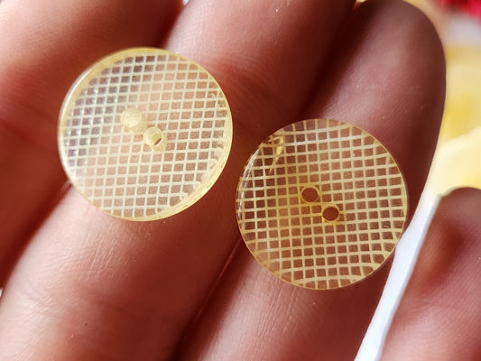 Lot  14  boutons vintage quadrillé à trous 1,8 cm teinte à definir ref 3277