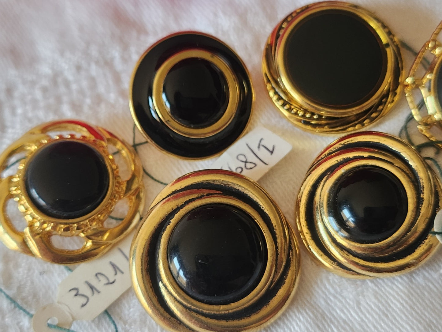 Lot 6 gros  boutons vintage en méta l doré noir  2,2  à 2,7 cm ref 6030