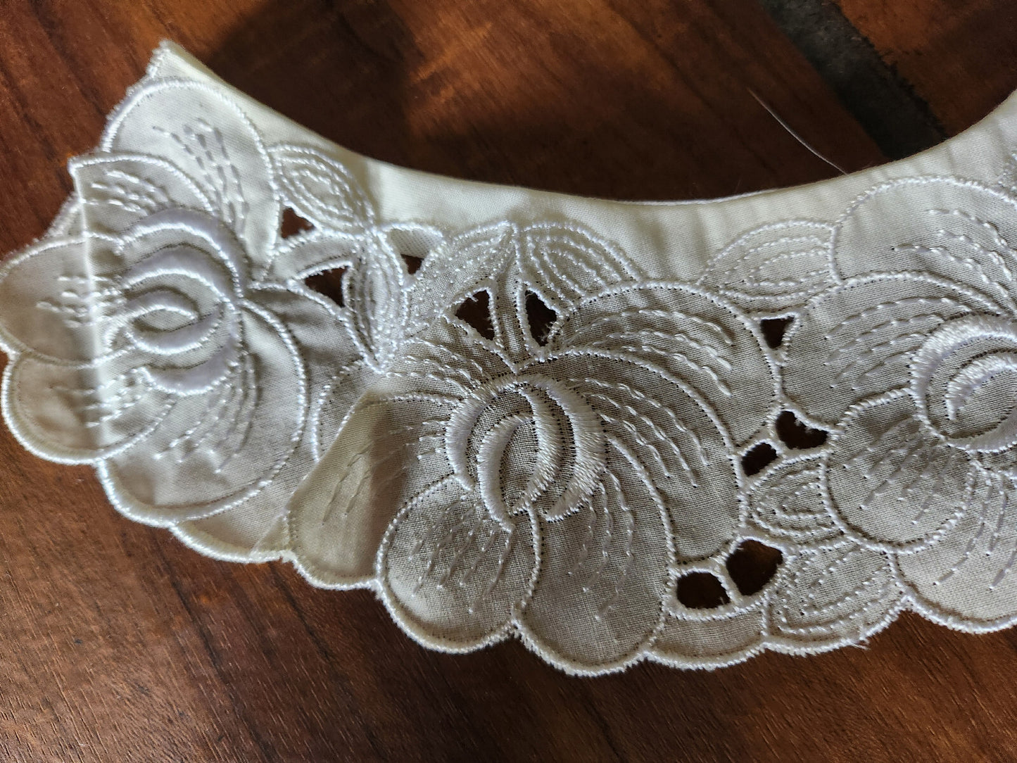 Ancien  col en tissu broderie de fleur en relief teinte écrue B1-63