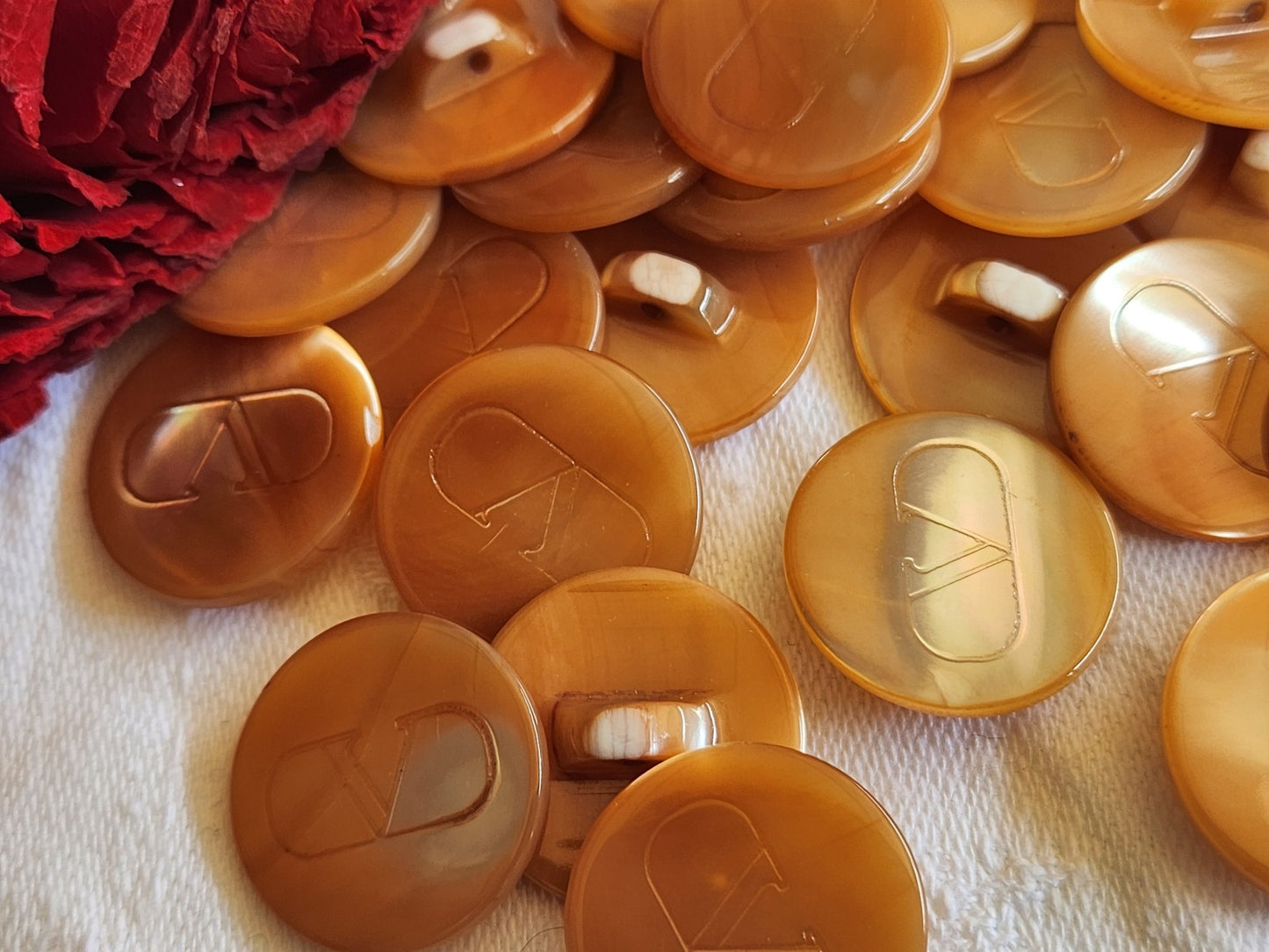 Lot 6 boutons vintage en nacre marron 2 cm  Valentino Garavani ref 1653