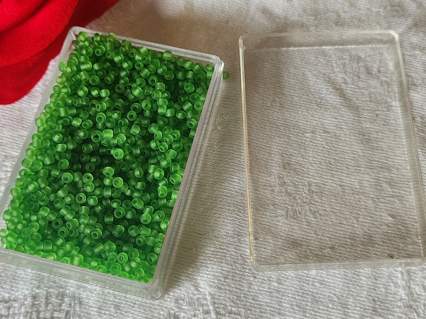Lot environ 21 grammes de perles de rocaille vert mat n°6