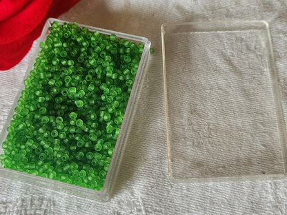Lot environ 21 grammes de perles de rocaille vert mat n°6