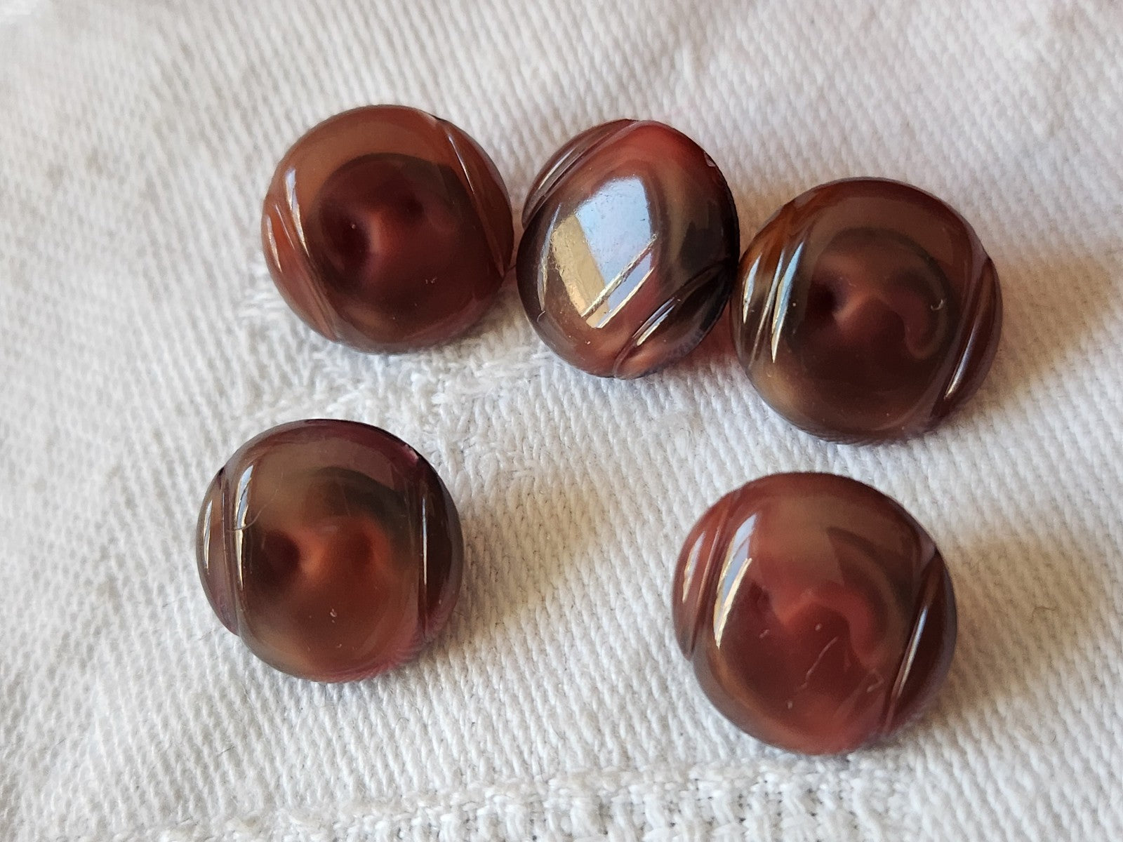 Lot 5 boutons anciens en verre marron laiteux rouge 1,3 cm ref 4976