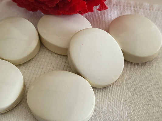 lot 6 epais  boutons vintage ovale creme trés typé 3 cm sur 2,5 ref 0095