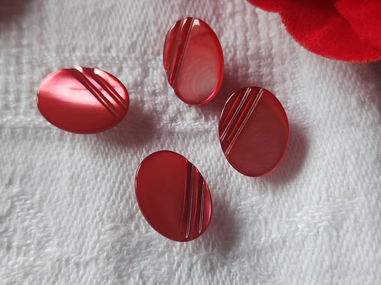 Lot 4 boutons anciens en nacre  ovale ciselé pied 1,2 sur 0,9 cm ref 3246