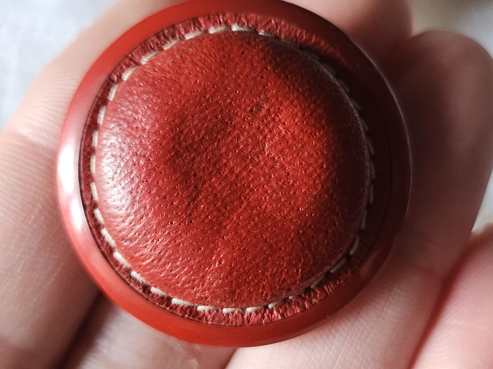 Collection gros bouton coeur cuir rouge monture resine 3,7 cm D8P