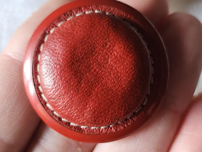 Collection gros bouton coeur cuir rouge monture resine 3,7 cm D8P