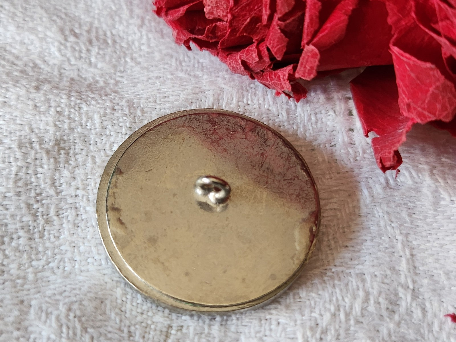 Gros bouton ancien metal argenté  coeur en nacre 2,5 cm  pied  ref 2992
