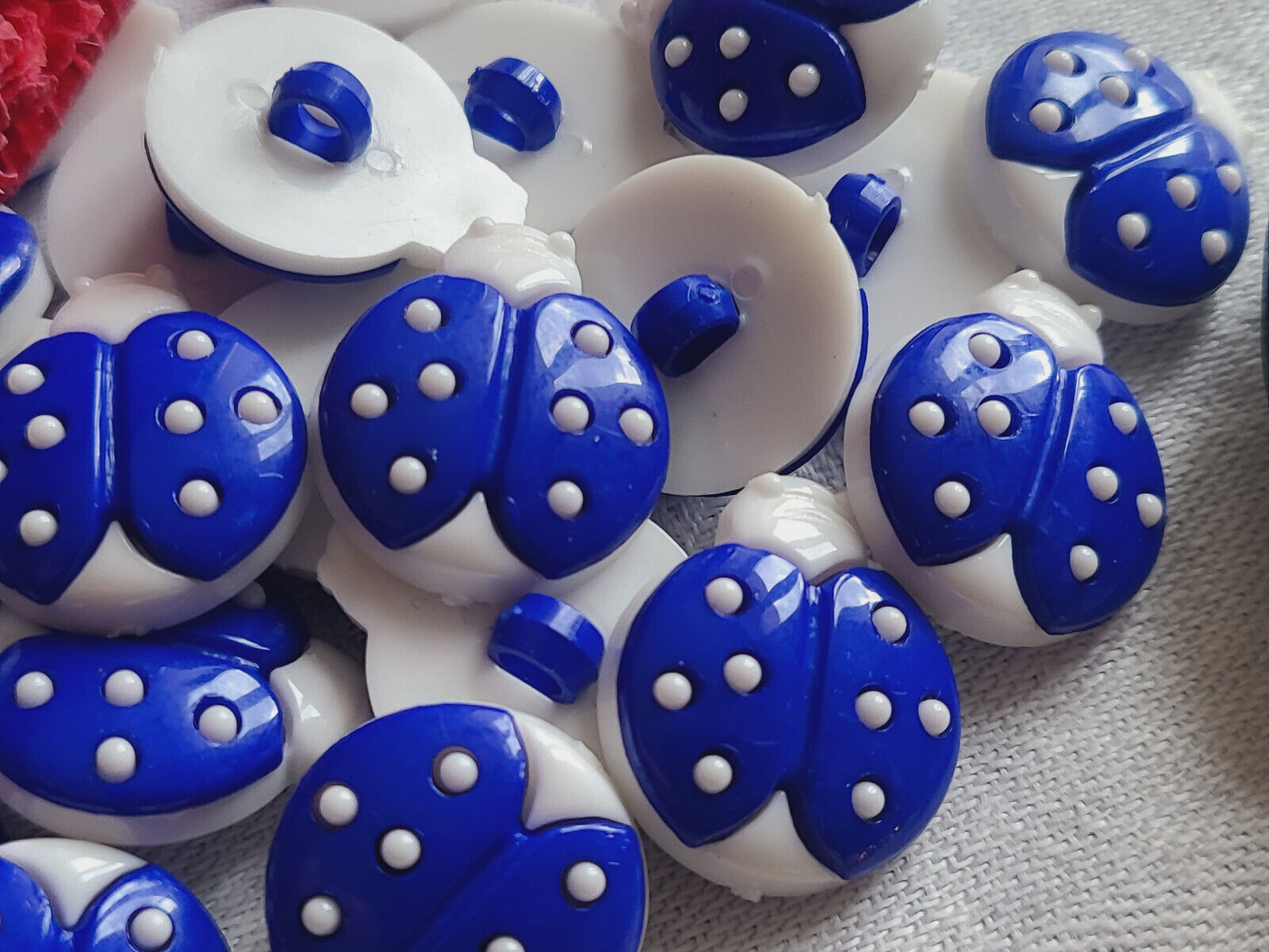 Lot 12 boutons forme coccinelle bleu blanc pied bicolore 1,7 sur 1,5 ref 1575
