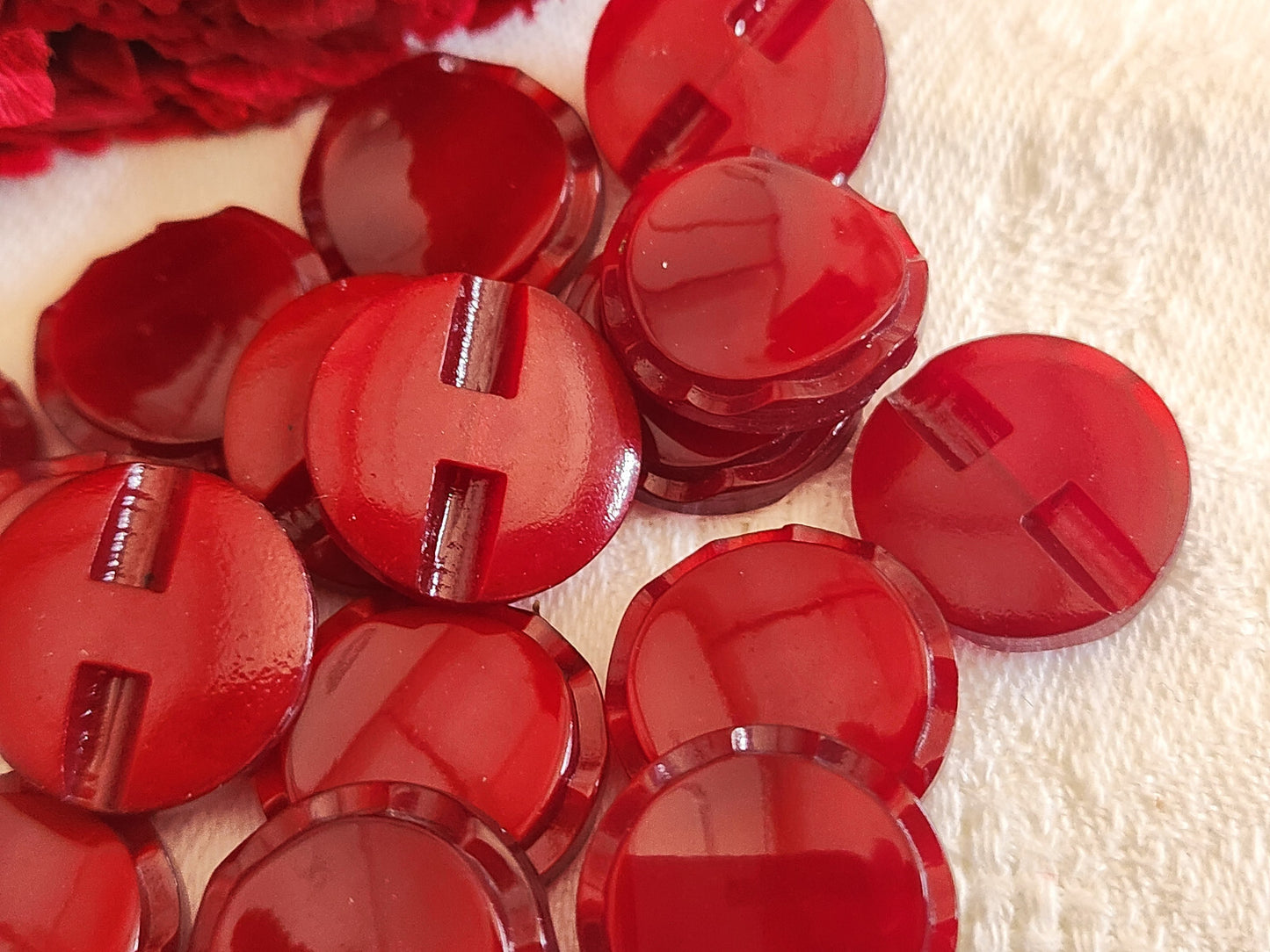 Lot 14 boutons vintage rouge limuneux pied 1,7 cm ref 0083