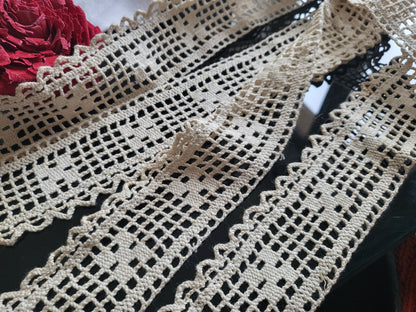 Dentelle large ancienne plutôt épaisse main en 2 coupons 1 m15 et 95 cm sur 5 cm