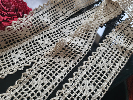 Dentelle large ancienne plutôt épaisse main en 2 coupons 1 m15 et 95 cm sur 5 cm