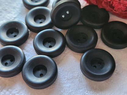 Lot 12  boutons vintage noir mat épais à trous 1,7 cm ref 5091
