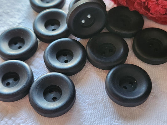 Lot 12  boutons vintage noir mat épais à trous 1,7 cm ref 5091