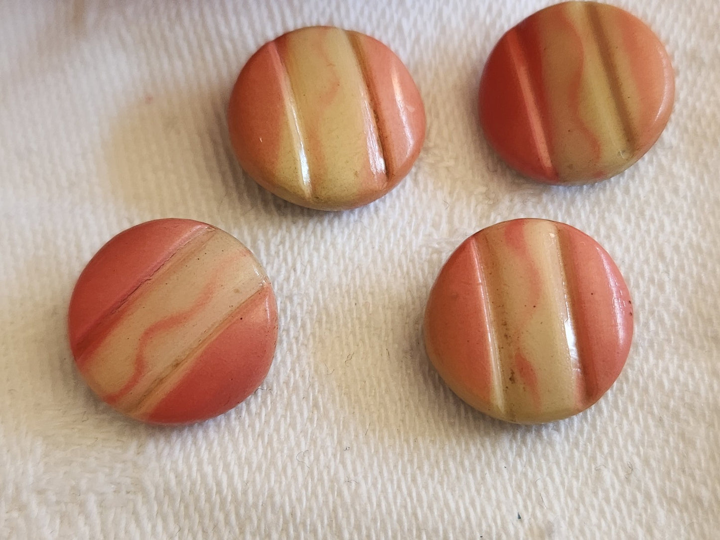 Lot 4 boutons anciens en celluloid  art deco rose 1,4 cm pied ref 1643