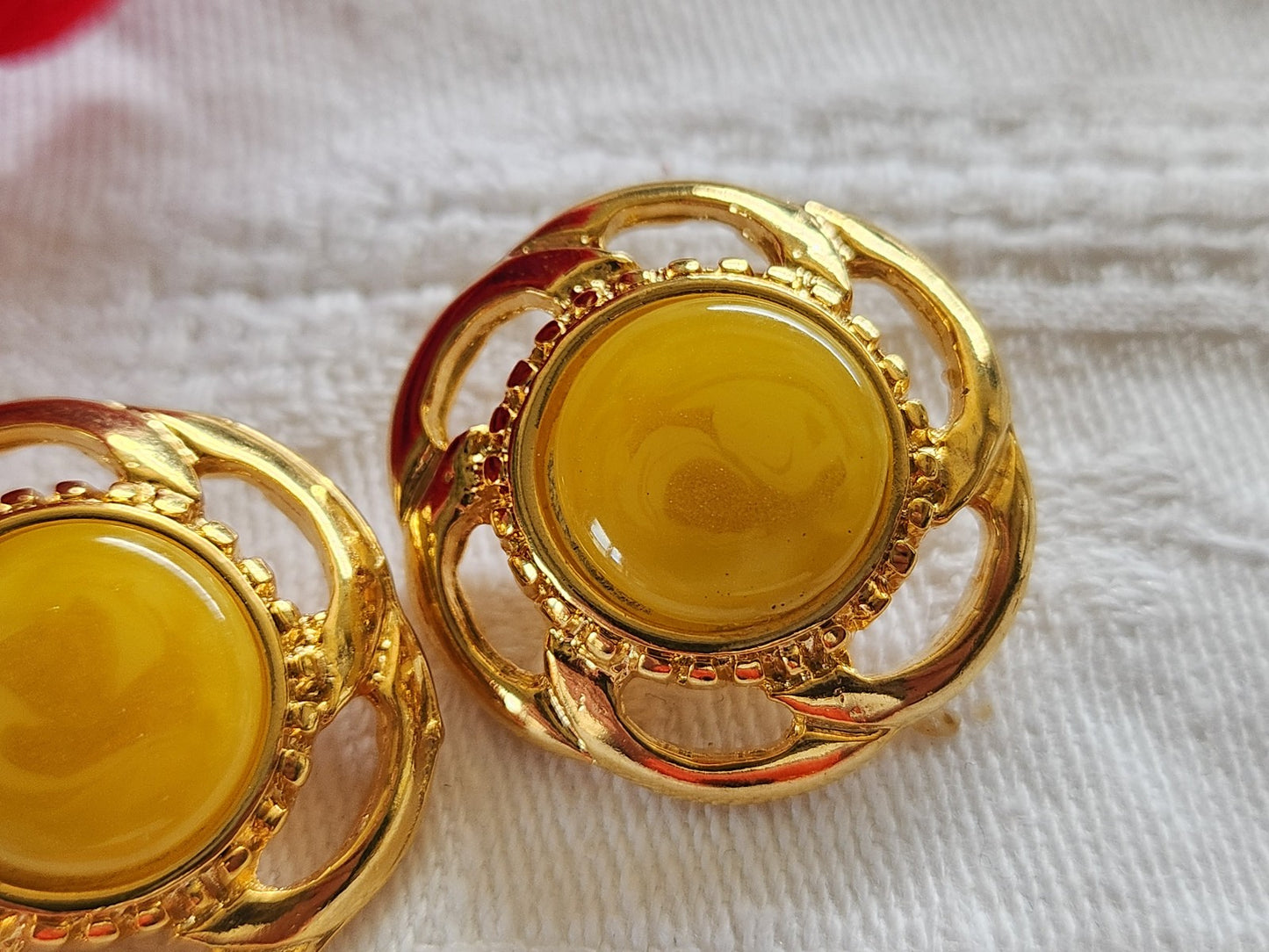 Duo boutons vintage métal coeur jaune moucheté 2,6 cm lourd doré D17P