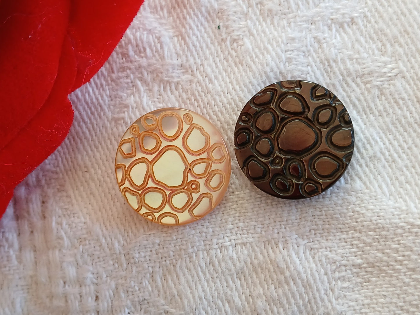 Duo boutons anciens en nacre alveole ciselé pied 1,5 cm D16A
