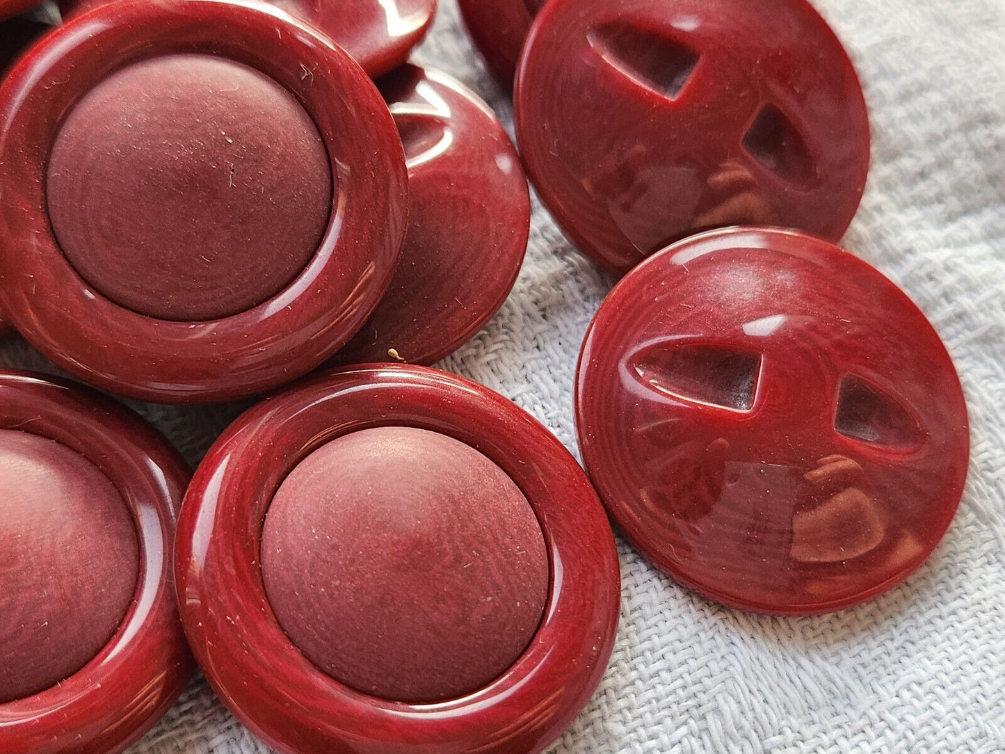 Lot 6 boutons vintage rouge veiné coeur mat  2,5 cm à pied  ref 3356