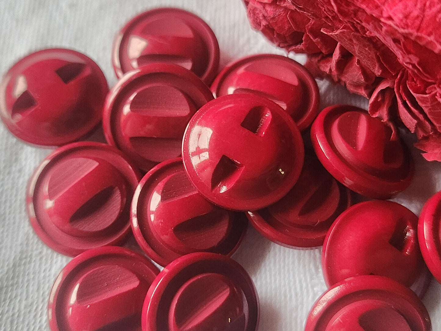 Lot 6  boutons vintage rouge travaillé à pied 1,7 cm ref 1299