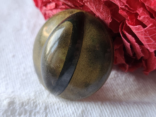 Bouton ancien en celluloïd marron gros haut  diamètre: 2,7 cm D10O