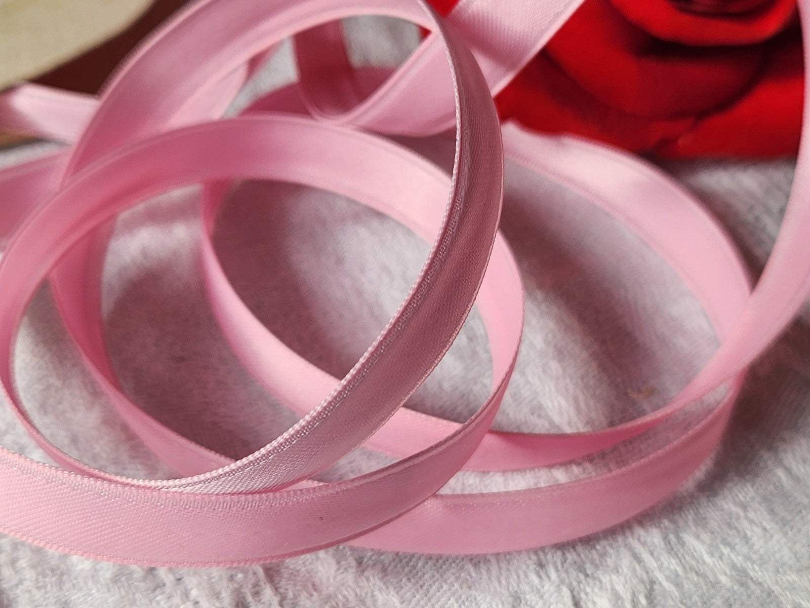 Ruban fin ancien nylon rose  épais 5 mètres sur 1 cm plutôt raide B5 n°28