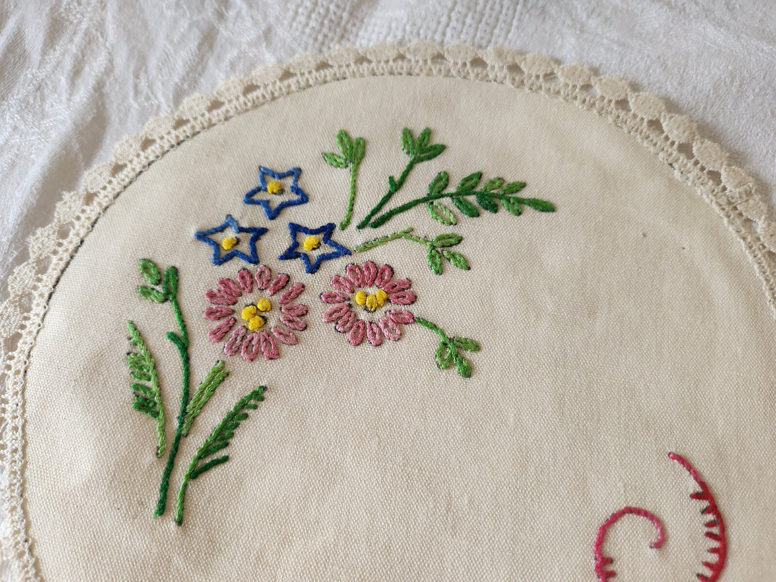 Napperon ancien broderie main jamais utilisé fleur couleur lin 20 cm B6