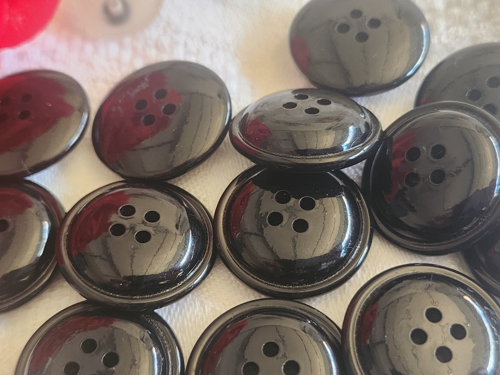 Lot 12 boutons vintage noir lumineux trous 2,2 cm ref 2637
