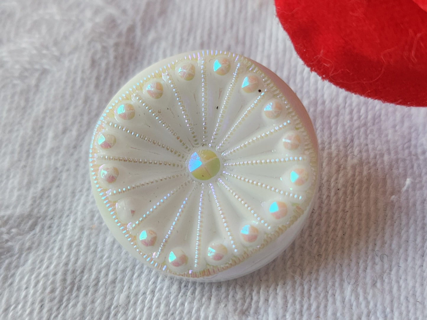 Bouton vintage en verre blanc mordoré irisé 2,2 cm D4E