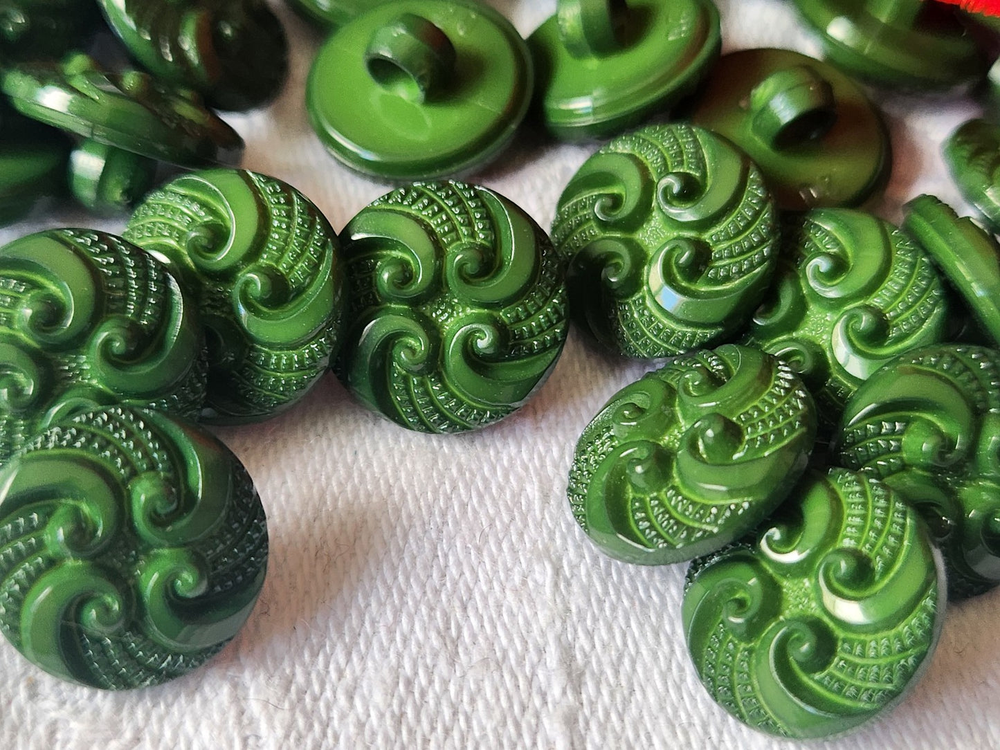 Lot 33 boutons vert travaillé ond d'atelier petits 1,2 cm ref 2474
