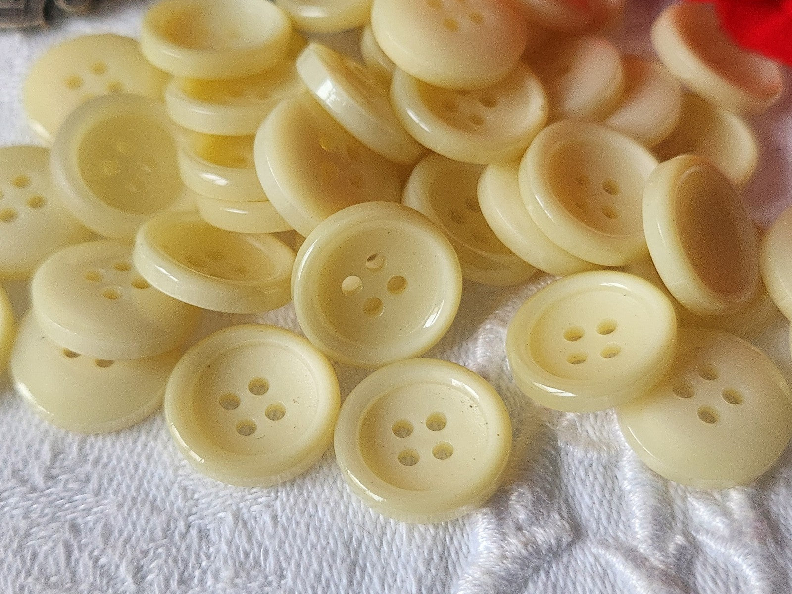 Lot 19 petits  boutons vintage creme beige trous 1,4 cm ref 897