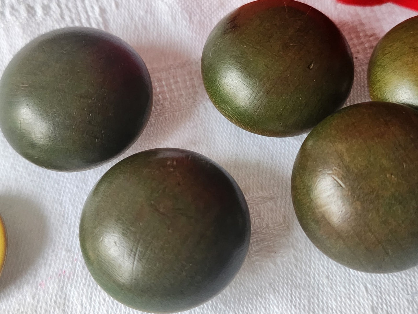 Lot 5 gros boutons anciens en bois vert bombé 2,9 cm ref 903
