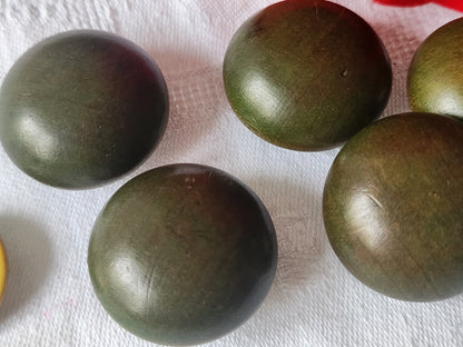 Lot 5 gros boutons anciens en bois vert bombé 2,9 cm ref 903