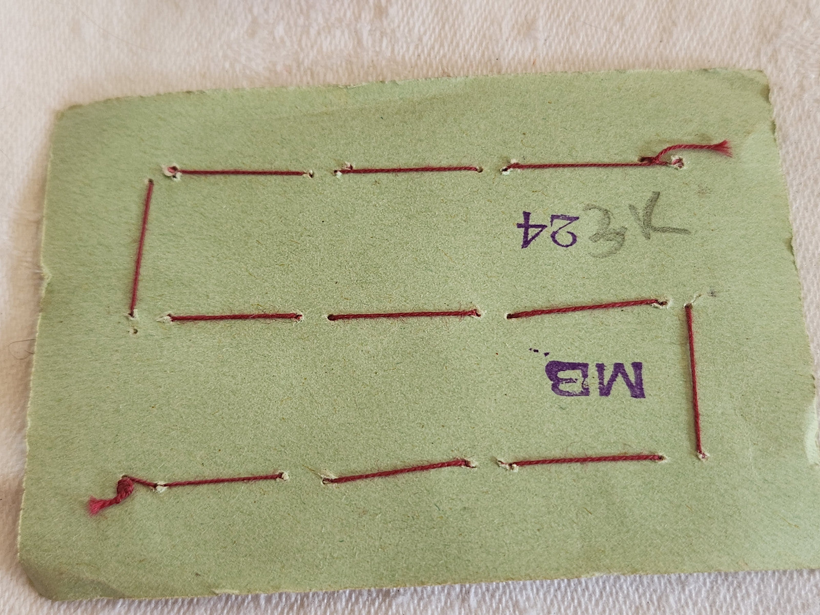 Rare petite plaque boutons anciens en nacre  1,4 cm  lot de 12 n°3K